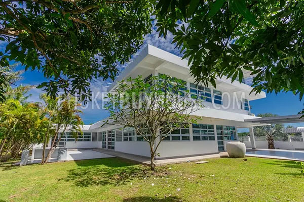RAW5940: Pool Villa with a Tropical Garden in Rawai. Photo #1