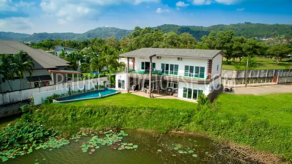 CHA5982: Gorgeous House with 4 Bedroom in front of a beautiful Lake. Photo #3