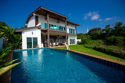 CHA5982: Gorgeous House with 4 Bedroom in front of a beautiful Lake. Photo #4
