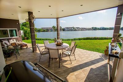 CHA5982: Gorgeous House with 4 Bedroom in front of a beautiful Lake. Photo #6