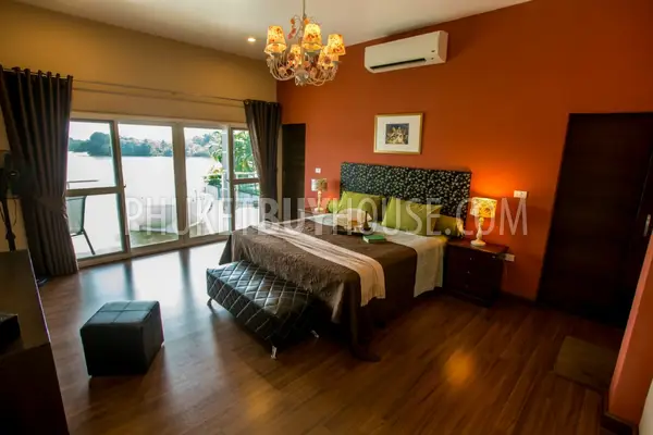 CHA5982: Gorgeous House with 4 Bedroom in front of a beautiful Lake. Photo #7