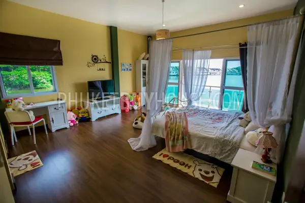 CHA5982: Gorgeous House with 4 Bedroom in front of a beautiful Lake. Photo #13