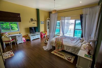 CHA5982: Gorgeous House with 4 Bedroom in front of a beautiful Lake. Photo #13