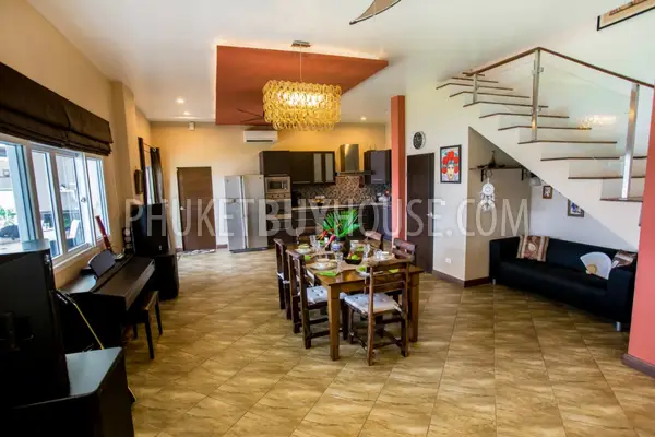 CHA5982: Gorgeous House with 4 Bedroom in front of a beautiful Lake. Photo #19