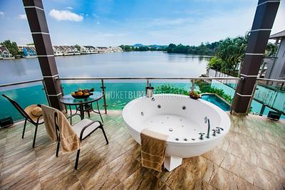 CHA5982: Gorgeous House with 4 Bedroom in front of a beautiful Lake. Photo #25