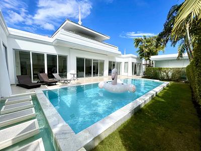 RAW21941: Luxurious 3-Bedroom Pool Villa in Rawai, Phuket. Photo #1