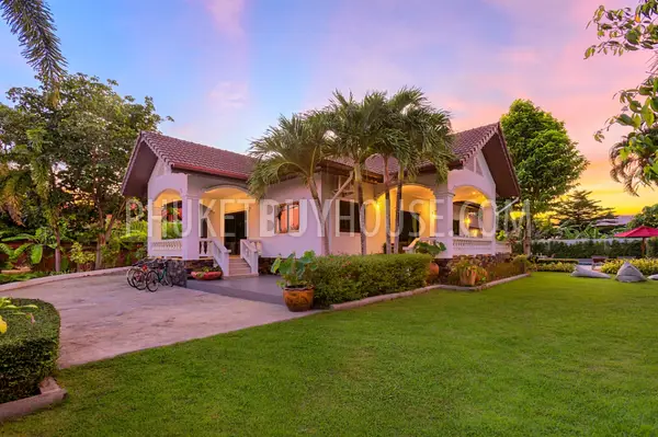 CHA6901: 5 bedroom villa with a large plot of land in Chalong. Photo #27