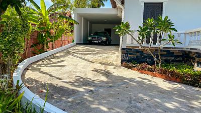 CHA6901: 5 bedroom villa with a large plot of land in Chalong. Photo #16