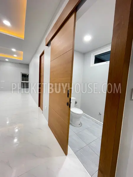 KTH22270: Enjoy Beautiful Mountain Views in This 4 Bedroom Villa for Sale in Kathu. Fotoğraf #30